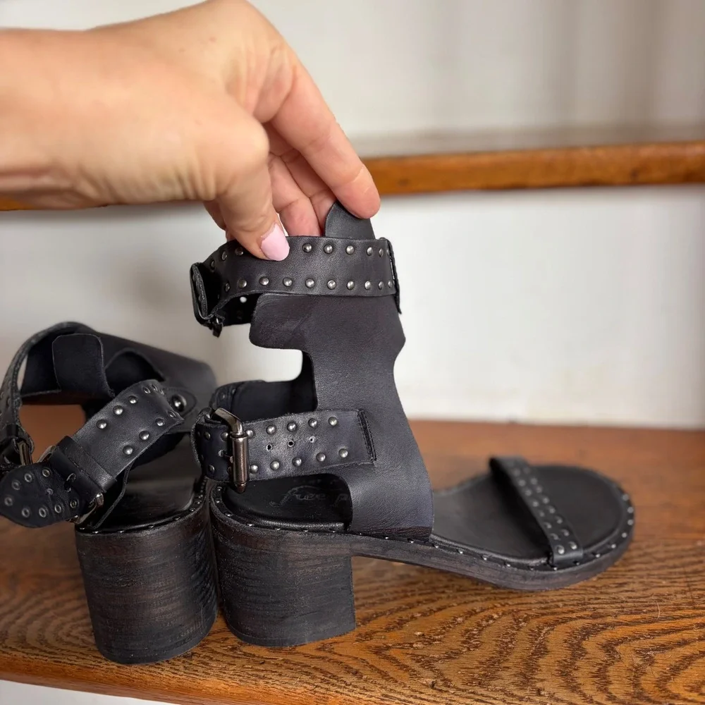 Free People Happiness Heeled Black‎ Leather Studded Cuff Sandals Buckle US 7 New